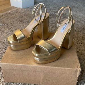 Steve Madden gold platform heels 7M